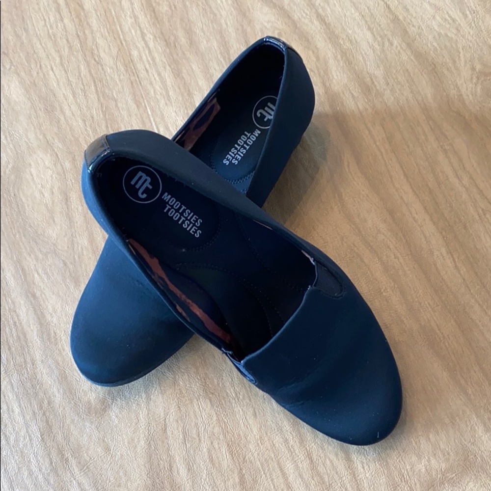 Mootsies Tootsies Closed toed black wedge